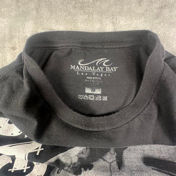 Mandalay Bay Las Vegas Black Big Print Shark Graphic T-shirt Size Medium - Picture 3 of 6